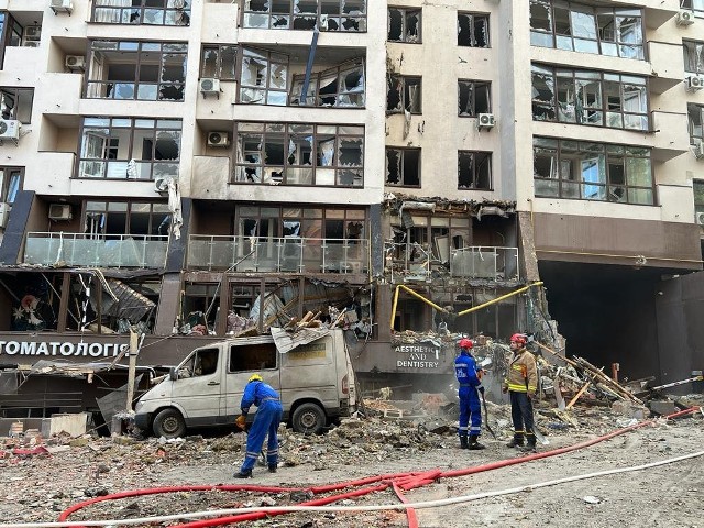 W wyniku niedzielnego ostrzału Kijowa uszkodzony został 9-piętrowy budynek. Spod jego gruzów uratowano 7-letnią dziewczynkę.