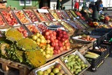 Ceny warzyw i owoców na giełdzie w Sandomierzu w sobotę, 17 września. Mnóstwo jabłek, śliwek i dynie. Znów pojawiły się truskawki!