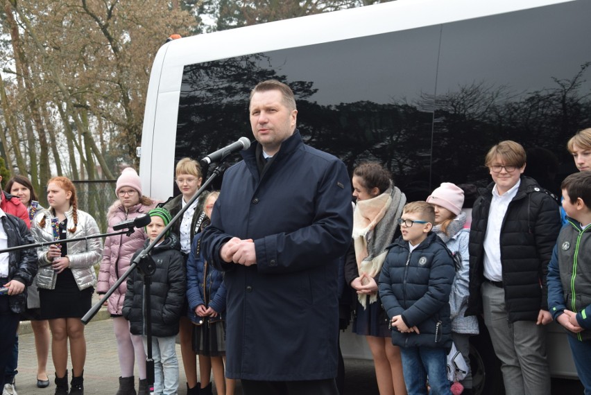Minister Czarnek odwiedził Wartę. Przekazał szkole busa za...