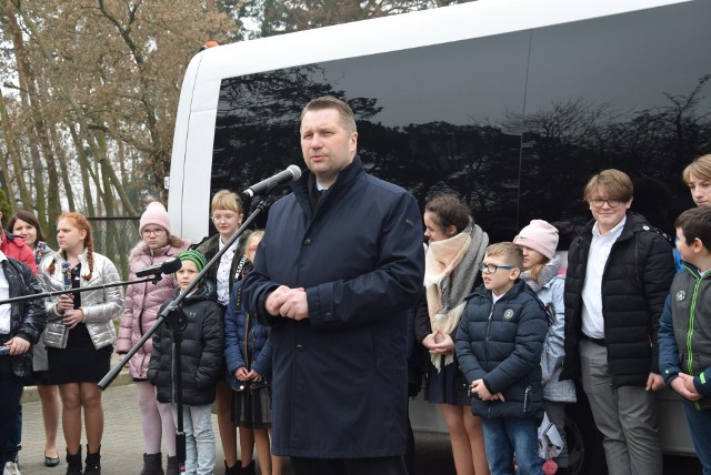 Minister Czarnek odwiedził Wartę. Przekazał szkole busa za 514 tysięcy