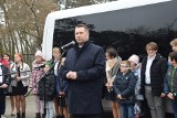 Minister Czarnek odwiedził Wartę. Przekazał szkole busa za 514 tysięcy ZDJĘCIA