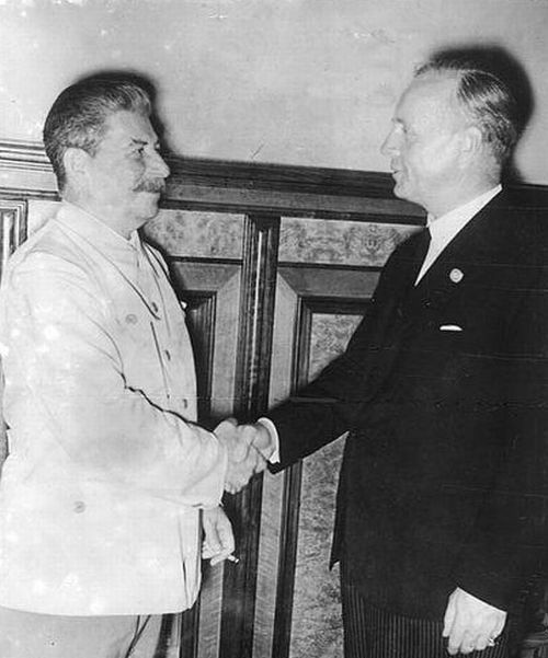 Józef Stalin (z lewej) i Joachim von Ribbentrop. Moskwa 23-08-1939.
