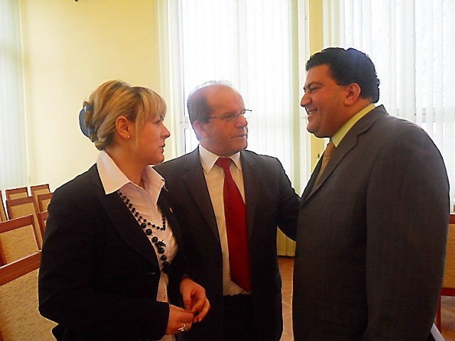 W kuluarach sesji: od lewej starosta Wioletta Wiśniewska, Józef Łyczak, członek zarządu powiatu i Lotfi Mansour, wiceprzewodniczący rady.