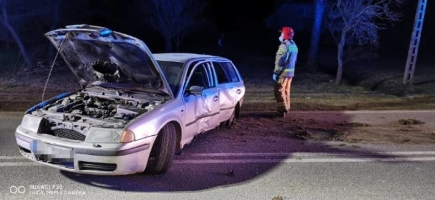 Wypadek w Starym Jarosławiu. 18-latek stracił panowanie nad pojazdem i uderzył w znak drogowy. Miał 1,96 promila w wydychanym powietrzu