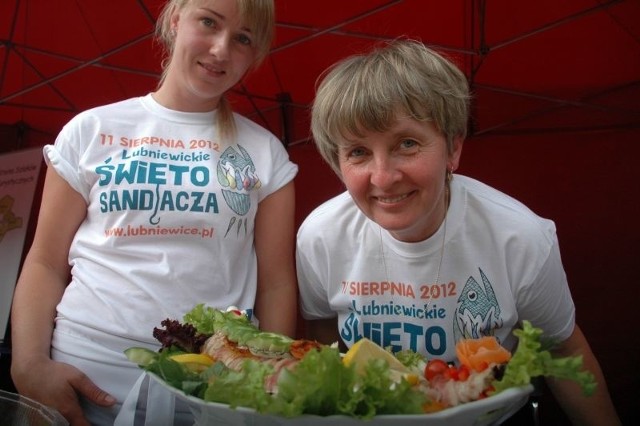 Olga Kamieniczna i Maria Grom ze Stowarzyszenia Kobiet z Jarnatowa chciały przygotować sandacza w całości. Na miejscu improwizowały z filetami.