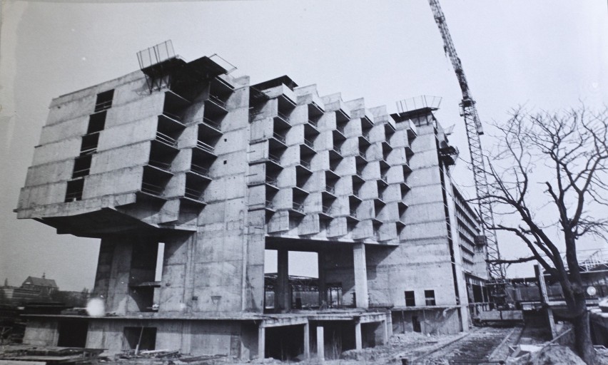 Budowa hotelu Forum, 1979 r. W Forum znajdowały się także:...