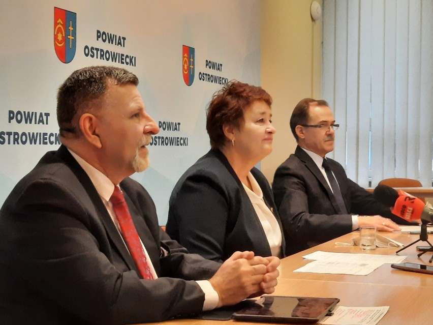 Od lewej siedzą: poseł Andrzej Kryj, starosta Marzena...