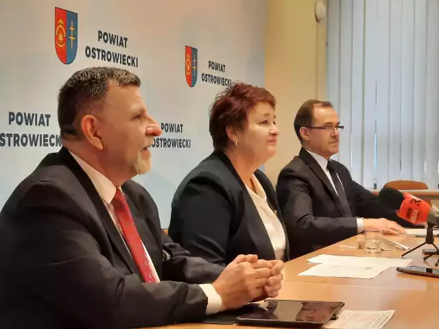 Od lewej siedzą: poseł Andrzej Kryj, starosta Marzena Dębniak, wicestarosta Andrzej Jabłoński.