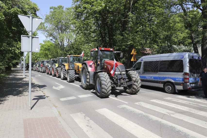 Białystok. Protest podlaskich rolników. Nowe znaki uniemożliwiły dojazd (zdjęcia,wideo)