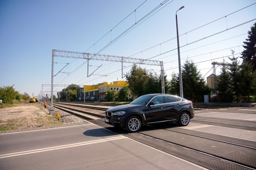 Kierowcy narzekają na przejazdy kolejowe w Miłocinie,...