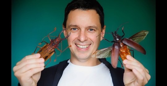 Wojciech Duda z Wieliczki przyznaje, że mały czarny chrząszcz jest dla niego piękniejszy niż duży, kolorowy motyl. Właśnie dlatego w jego kilkutysięcznej kolekcji dużo miejsca zajmują chrząszcze - od drobnych insektów po duże okazy wielkości rozłożonej dłoni. ZOBACZ ZDJĘCIA NIEZWYKŁEJ KOLEKCJI >>>Przesuwaj zdjęcia w prawo - naciśnij strzałkę lub przycisk NASTĘPNE