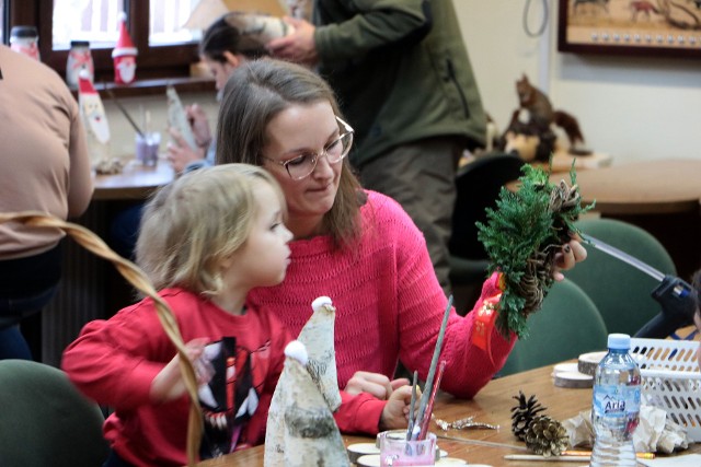 Na warsztatach świątecznych w Centrum Edukacji Ekologicznej powstawały bożonarodzeniowe dzieła sztuki.