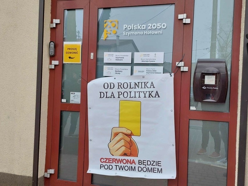 Protest rolników pod białostockim biurem Polski 2050.