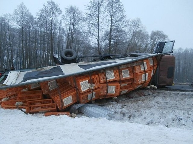 Na łuku drogi krajowej nr 65 w pobliżu miejscowości Żodzie gm. Mońki przewrócił się samochód ciężarowy z przyczepą.