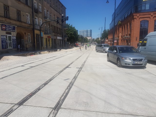 Najpóźniej we wrześniu drogowcy uporają się z remontami ulic:- Widzewskiej od ul. Milionowej do ul. Wiejskiej- Wyszyńskiego od al.Bandurskiego do ul. Retkińskiej- Sikorskiego od al. Włókniarzy do ul. Nastrojowej- Rzgowskiej od ul. Kurczaki do ul. Warneńczyka- torowiska al. Włókniarzy od ul. Struga do ul. Legionów- Tuwima od ul. Kilińskiego do ul. Targowej (rewitalizacja)- Nawrot od ul. Piotrkowskiej do ul. Kilińskiego (rewitalizacja)- Traugutta od ul. Sienkiewicza do ul. Kilińskiego (rewitalizacja)- Rokicińskiej od ul. Malowniczej do ul. Gajcego - ronda na skrzyżowaniu ul. Tomaszowskiej i Jędrzejowskiej- Rzgowskiej od ul. Dąbrowskiego do pl. Niepodległości i ul. Dąbrowskiego od ul. Rzgowskiej do ul. Łomżyńskiej i od ul. Kilińskiego do ul. PodgórnejCzytaj na kolejnym slajdzie 