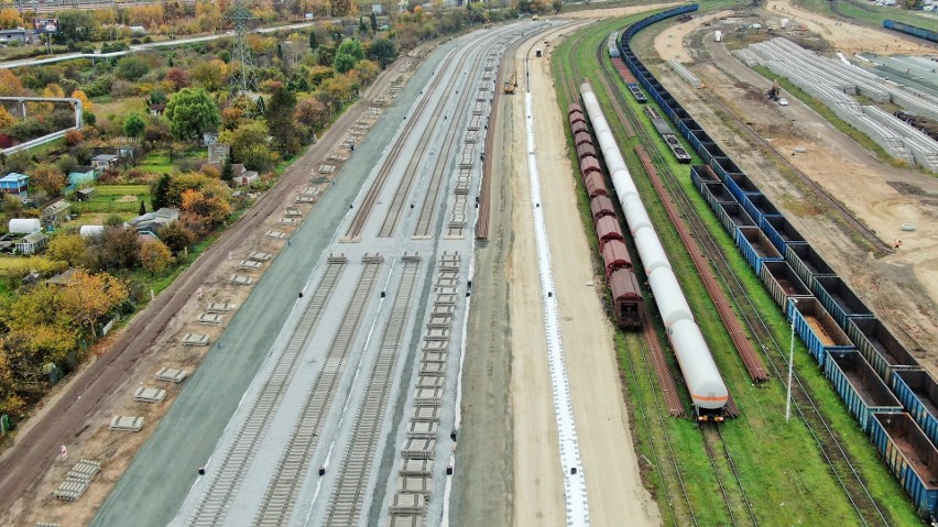 Ogromna inwestycja w Gdyni. Kosztuje ponad 1,5 miliarda złotych, powstają dwa wiadukty kolejowe i ponad 100 km torów