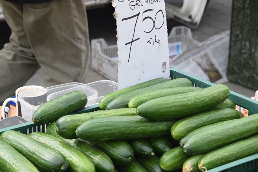 Ceny popularnych owoców i warzyw na targu w Opatowie w środę 21 kwietnia. Zobaczcie co staniało, a co zdrożało [ZDJĘCIA]
