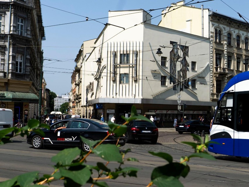 Z fasady budynku przy ul. Karmelickiej zniknął ekran,...