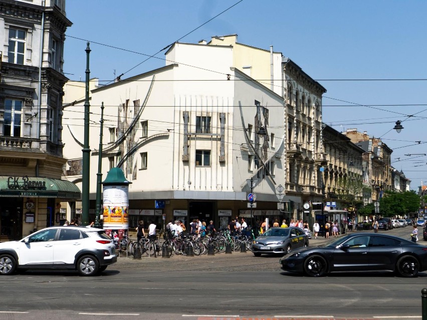 Z fasady budynku przy ul. Karmelickiej zniknął ekran,...