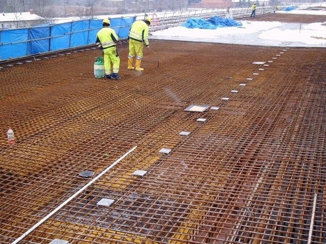 Obecnie na budowie mostu w Toruniu trwa m.in. betonowanie estakad dojazdowych do przeprawy