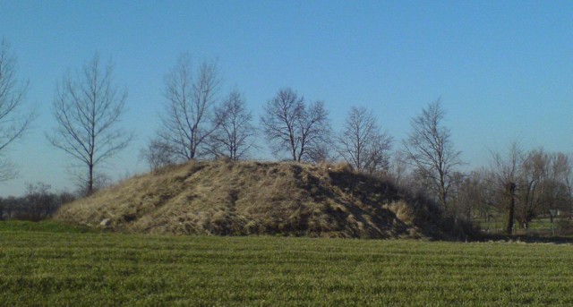 Mamy swoje wielkopolskie piramidy! Grupa czterech kurhanów sprzed naszej ery znajduje się w pobliżu Łęk Małych, w odległości około 200 metrów od drogi Kościan - Grodzisk.Kolejne zdjęcie --->