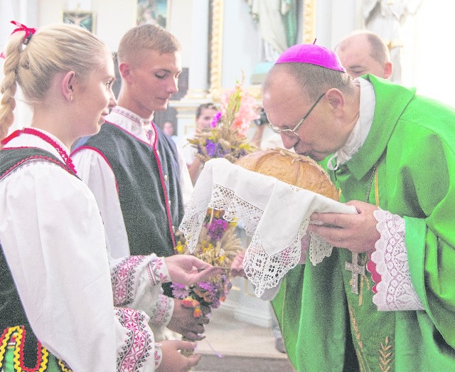 Tadeusz Pikus, ksiądz biskup Diecezji Drohiczyńskiej podczas uroczystej mszy św. ucałował bochen chleba