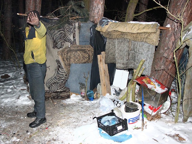 Rok temu "Pomorska" towarzyszyła strażnikom miejskim podczas odwiedzania miejsc gdzie koczują bezdomni. Na zdjęciu, jeden z nich w lesie przy os. Mniszek