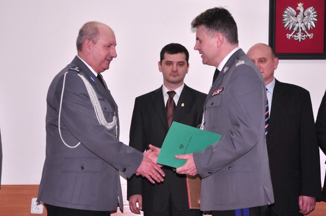 Obowiązki komendanta wojewódzkiego to służba, nie praca - mówił Arkadiusz Pawełczyk (z prawej)  dziękując Igorowi Parfieniukowi  