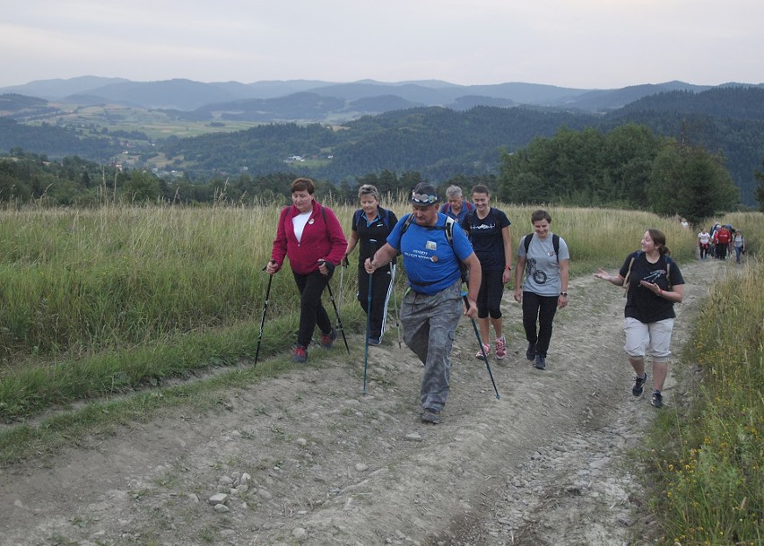 Odkryj Beskid Wyspowy. W sobotni wieczór wspięli się na Luboń Wielki, a w niedzielny poranek pokonali Grodzisko