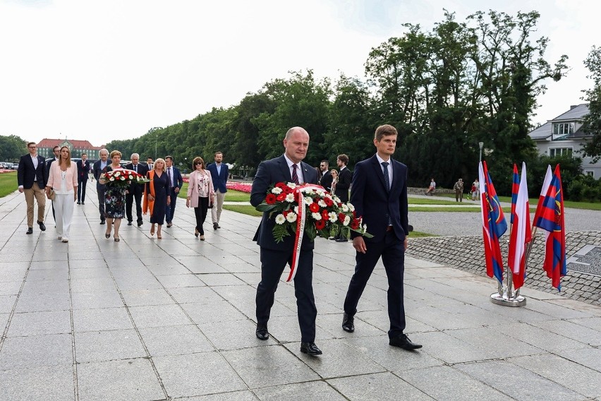 Złożenie kwiatów z okazji 76 urodzin miasta