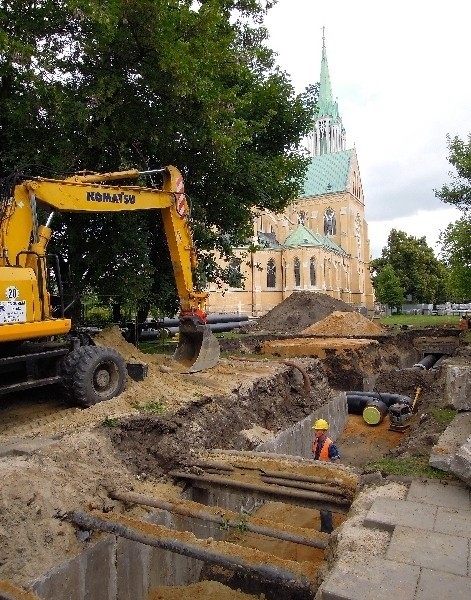 Na pl. Katedralnym trwają prace, m.in. kanalizacyjne.