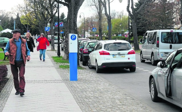 Ulica Uzdrowiskowa, na odcinku między ulicami Bolesława Chrobrego a Trentowskiego. Od dziś, do końca września bieżącego roku, stawiając tu samochód trzeba liczyć się opłatami