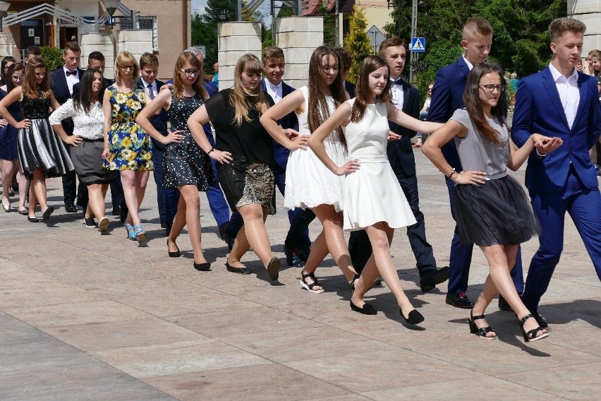 Uczniowie z Kostomłotów tańczyli poloneza przed Urzędem Gminy