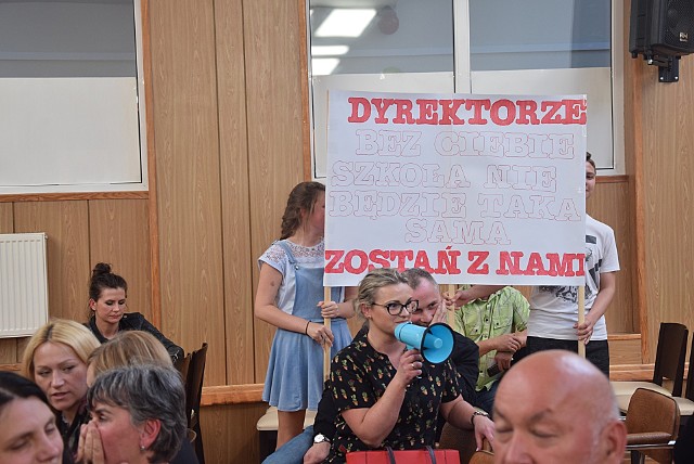 W obronie dyrektora stanęli nauczyciele, rodzice i uczniowie. Chcą, by został na stanowisku.