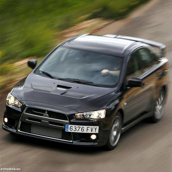 W mitsubishi lancer evolution GSR GT 350 nie brakuje oczywiście sportowych akcentów, jak chociażby tylnego spojlera i podwójnego wydechu z chromowanymi końcówkami.