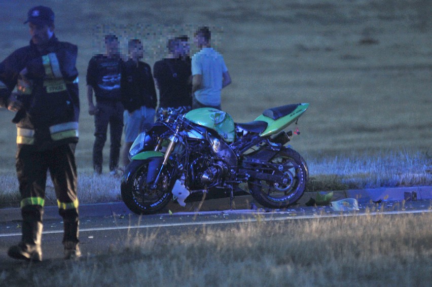 Policjanci do wczesnych godzin rannych pracowali w miejscu...