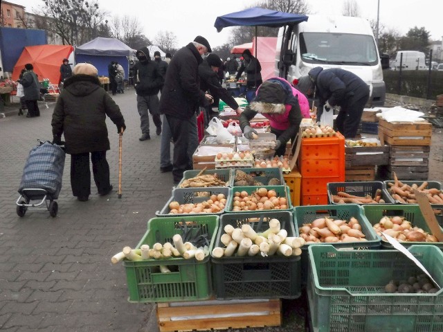 Czwartek to dzień targowy dla wielu Radomian. Targowisko zachwyca obfitością i różnorodnością. Są warzywa i owoce naszej rodzimej produkcji ale nie brakuje też tych zagranicznych. Każdy może znaleźć coś dla siebie. Sprawdziliśmy ceny. Zobacz je na kolejnych slajdach.Używaj gestów lub strzałek.