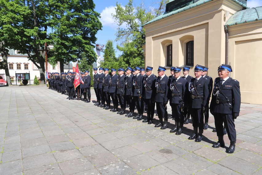 Wojewódzkie Obchody Dnia Strażaka i 150 lat Państwowej Straży Pożarnej w Kielcach. Msza święta w Bazylice Katedralnej w Kielcach