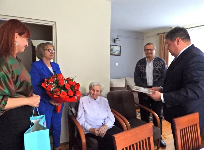 Pani Janina skończyła 100 lat. Z życzeniami i kwiatami przyjechał burmistrz Skaryszewa