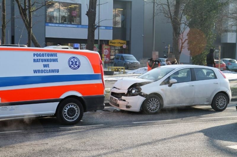 Wrocław: Wypadek karetki i auta osobowego na Ślężnej