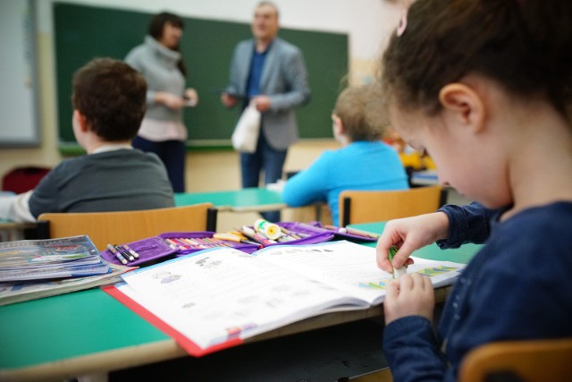 Dzieci, które przyszły  do pierwszej klasy rozpoczynają lekcje nawet o godzinie jedenastej i dwunastej.