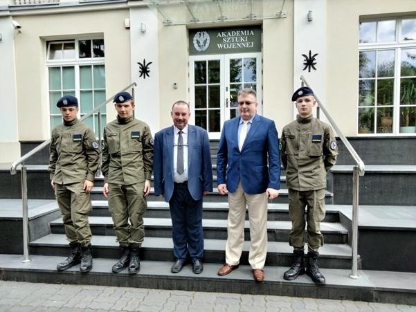 II Społeczne Liceum Ogólnokształcące im. Toniego Halika podpisało porozumienie z Akademią Sztuki Wojennej w Warszawie. 26.05.2022