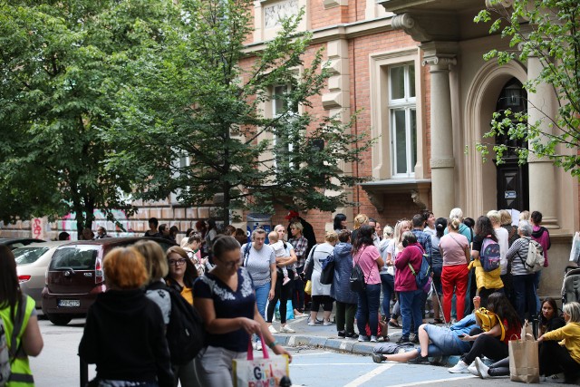 Tłumy pod drzwiami PCK. Ukraińcy od rana ustawiają się w kolejce po bony zakupowe