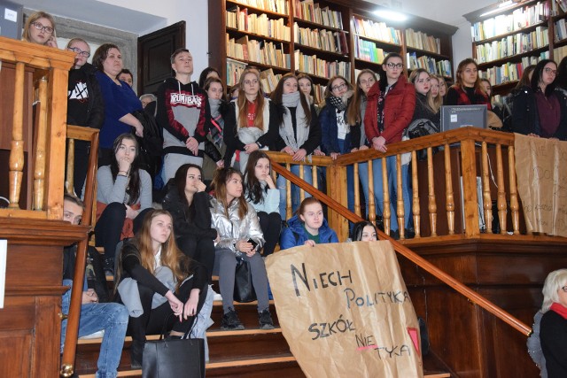 Burzliwe posiedzenie powiatowej komisji oświaty w bibliotece LO Carolinum.