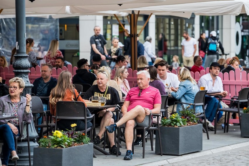 Pierwszy dzień po odmrożeniu gastronomii w Bydgoszczy. Zdjęcia z ogródków