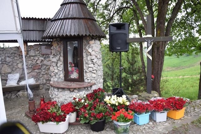 O. Marek Donaj święci róże we Włosani dla czcicieli św. Rity