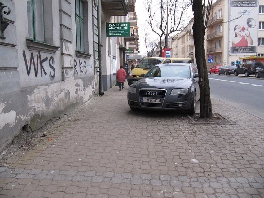 Nielegalnie parkujące samochody znacząco zawężają chodniki,...