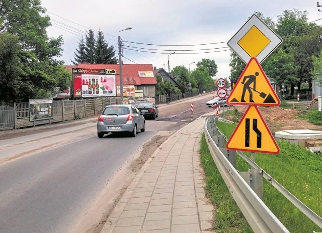 Nasi Czytelnicy tak jak przed trzema tygodniami narzekają, że drogowcy zamiast remontować drogę, rozkopują ją. Urzędnicy tłumaczą, że prace opóźniają się przez majowe ulewy.