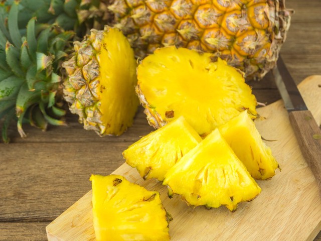 Ananas to jeden z najsmaczniejszych owoców egotycznych, który można kupić prawie w każdym sklepie już za 5-10 zł. Warto po niego sięgać, ponieważ ma niezwykle właściwości, m.in. przyspiesza przemianę materii i działa przeciwzapalnie. Sprawdź, jak łatwo i szybko obrać ananasa.