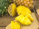 Ananas świeży – jak go jeść? Obieranie i krojenie ananasa krok po kroku. Poznaj sprawdzone triki!